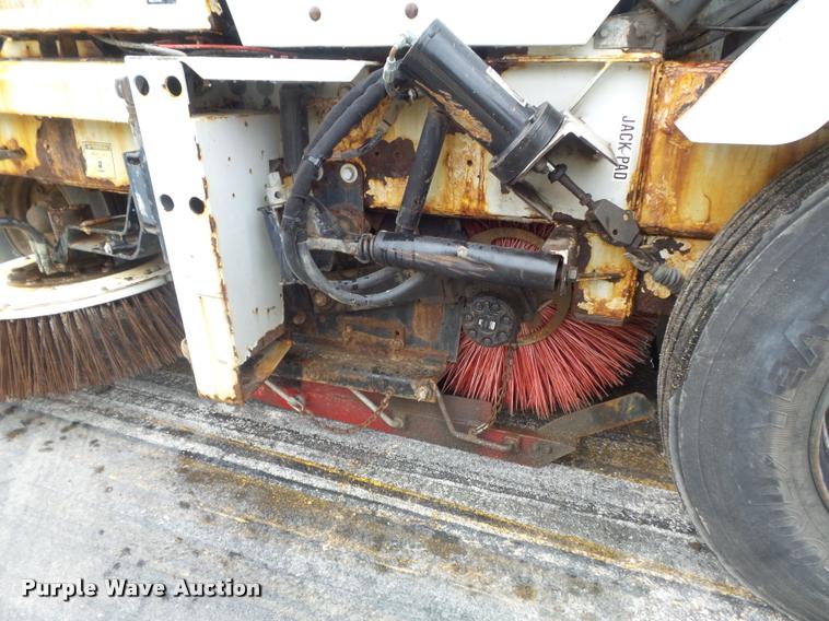 image for item K7633 2003 Johnston 3000 street sweeper