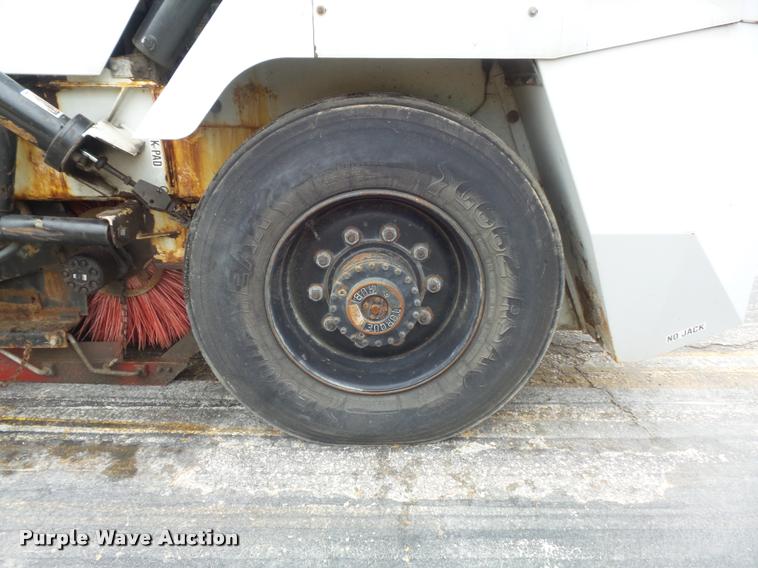 image for item K7633 2003 Johnston 3000 street sweeper