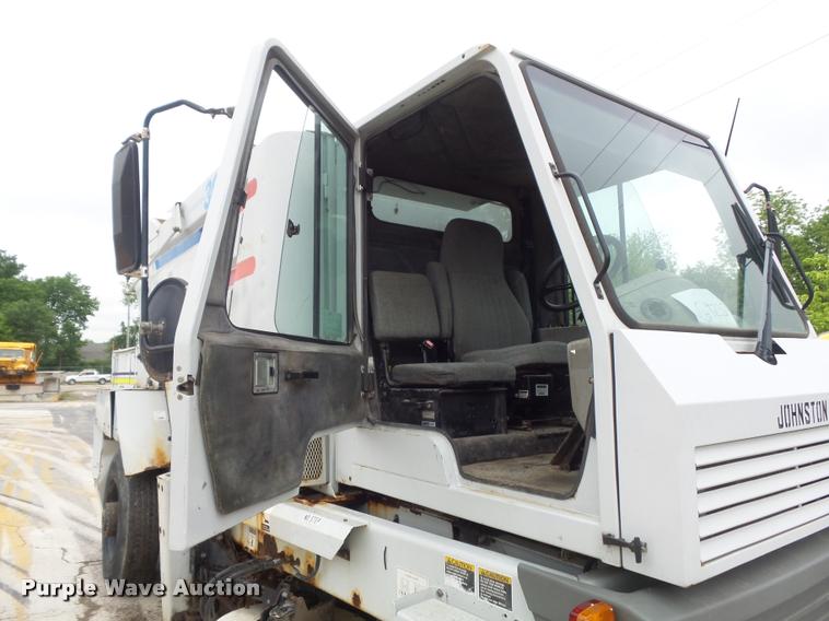 image for item K7633 2003 Johnston 3000 street sweeper