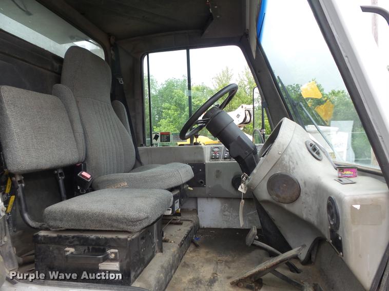 image for item K7633 2003 Johnston 3000 street sweeper