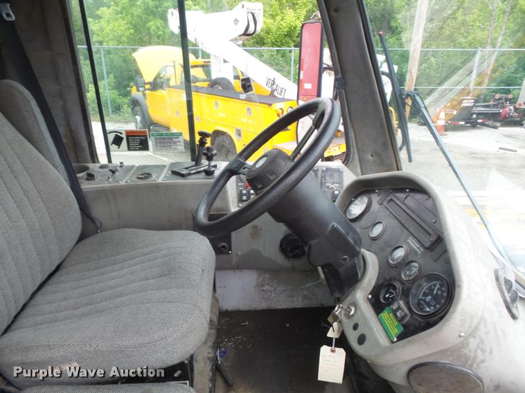 image for item K7633 2003 Johnston 3000 street sweeper