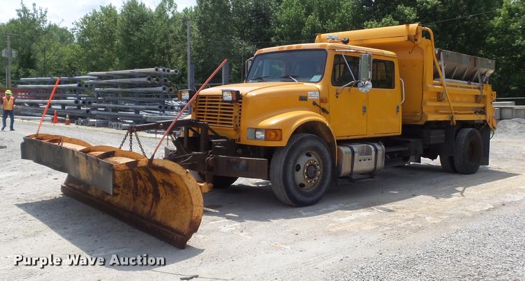 image for item K7638 2002 International 4900 Crew Cab dump truck
