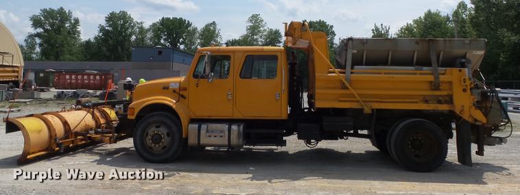 image for item K7638 2002 International 4900 Crew Cab dump truck