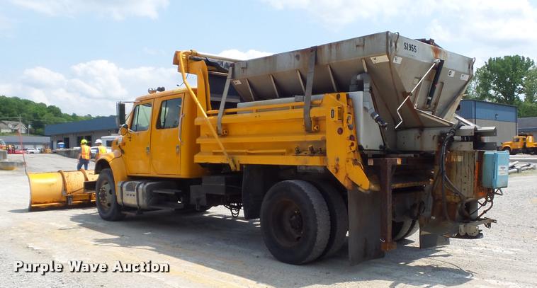 image for item K7638 2002 International 4900 Crew Cab dump truck