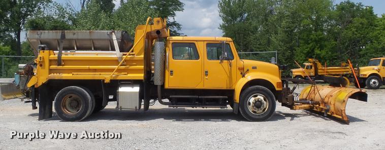 image for item K7638 2002 International 4900 Crew Cab dump truck