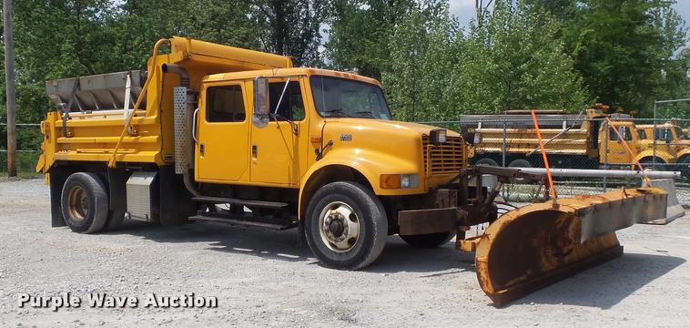 image for item K7638 2002 International 4900 Crew Cab dump truck