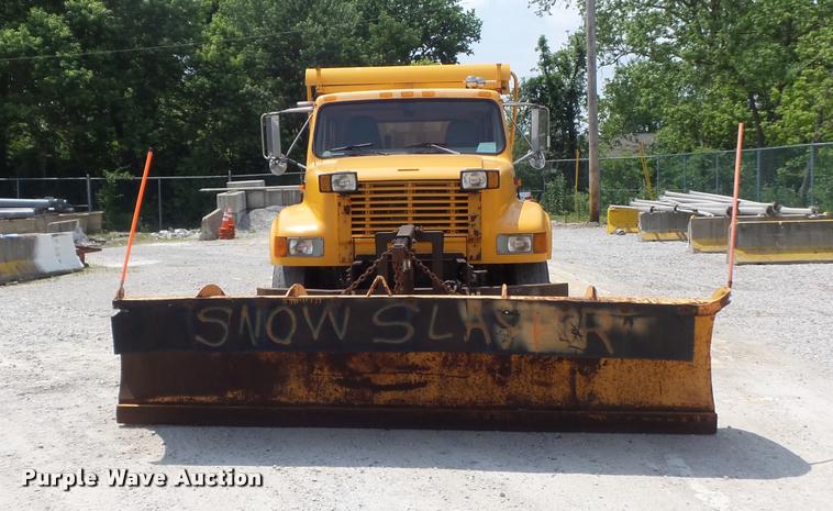 image for item K7638 2002 International 4900 Crew Cab dump truck