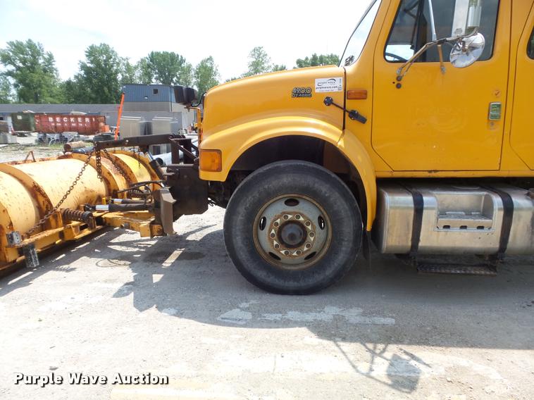 image for item K7638 2002 International 4900 Crew Cab dump truck