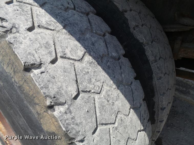 image for item K7638 2002 International 4900 Crew Cab dump truck