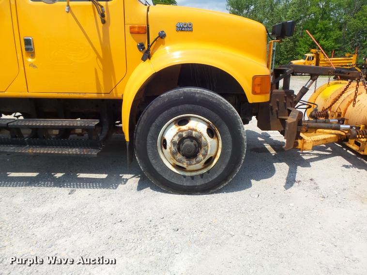 image for item K7638 2002 International 4900 Crew Cab dump truck