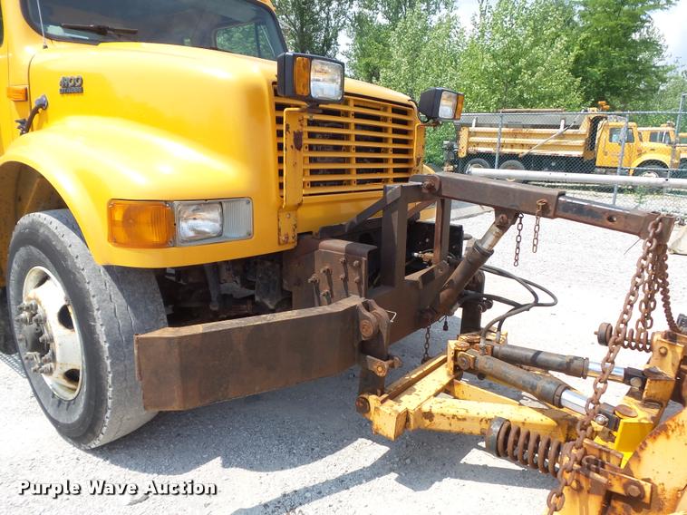 image for item K7638 2002 International 4900 Crew Cab dump truck