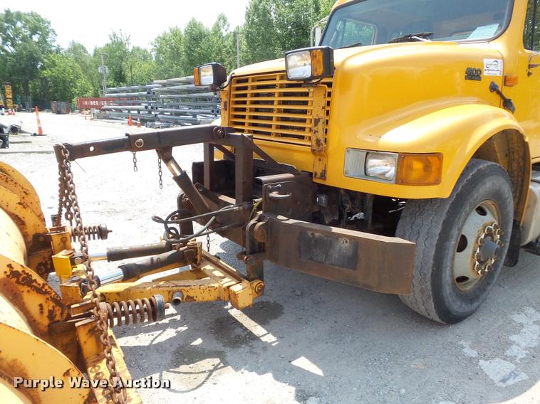 image for item K7638 2002 International 4900 Crew Cab dump truck