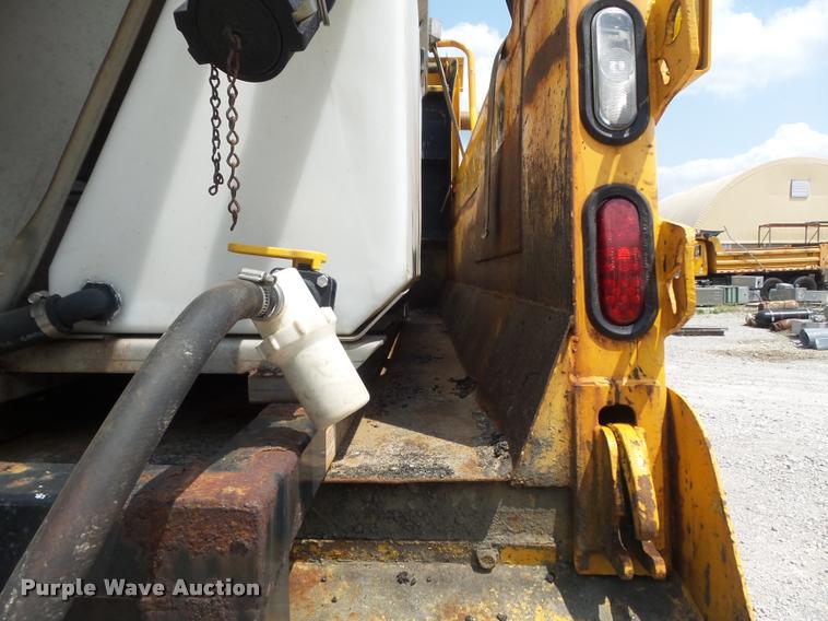 image for item K7638 2002 International 4900 Crew Cab dump truck