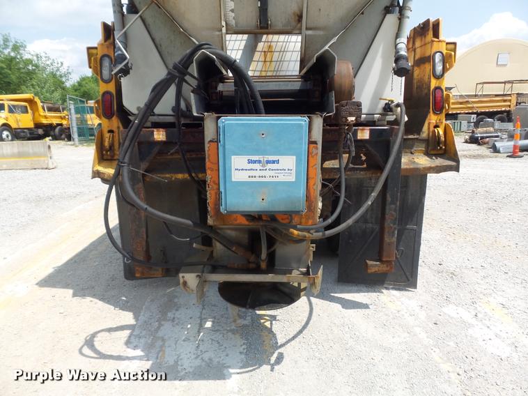 image for item K7638 2002 International 4900 Crew Cab dump truck