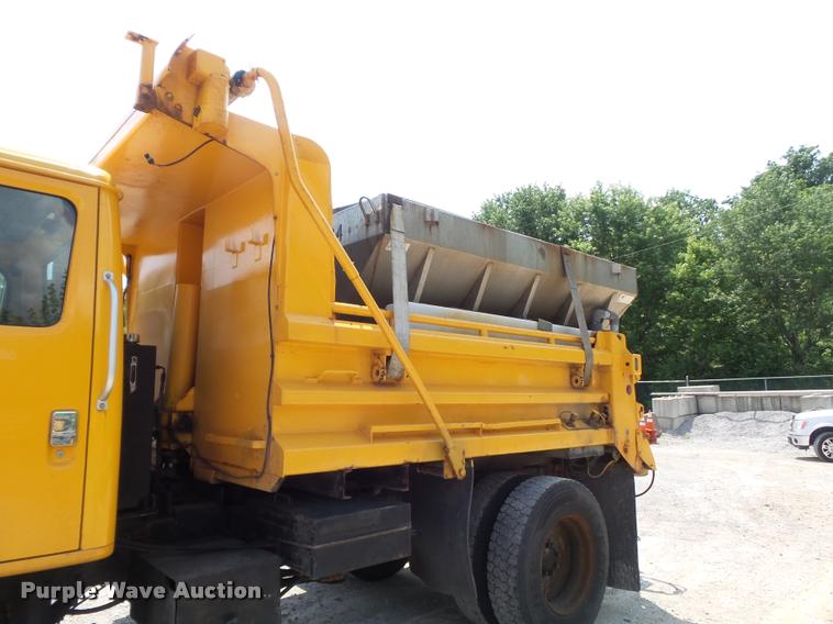 image for item K7638 2002 International 4900 Crew Cab dump truck