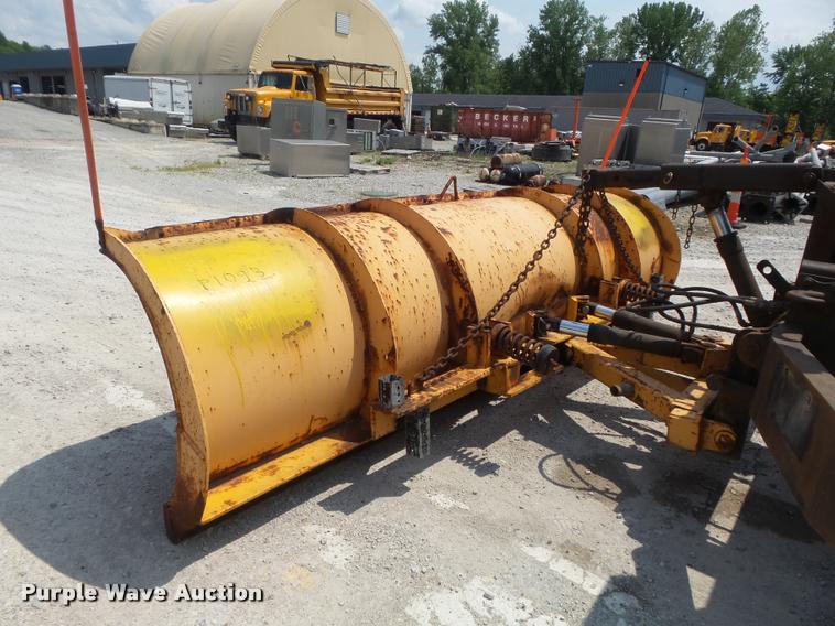 image for item K7638 2002 International 4900 Crew Cab dump truck