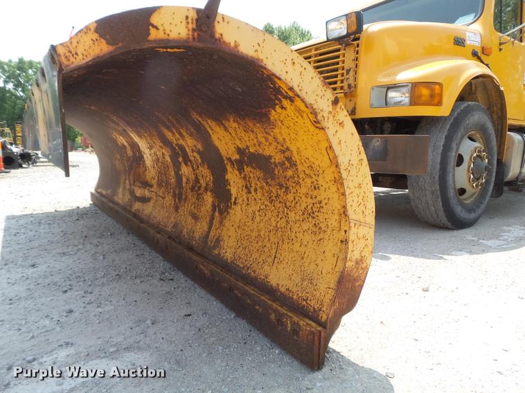 image for item K7638 2002 International 4900 Crew Cab dump truck