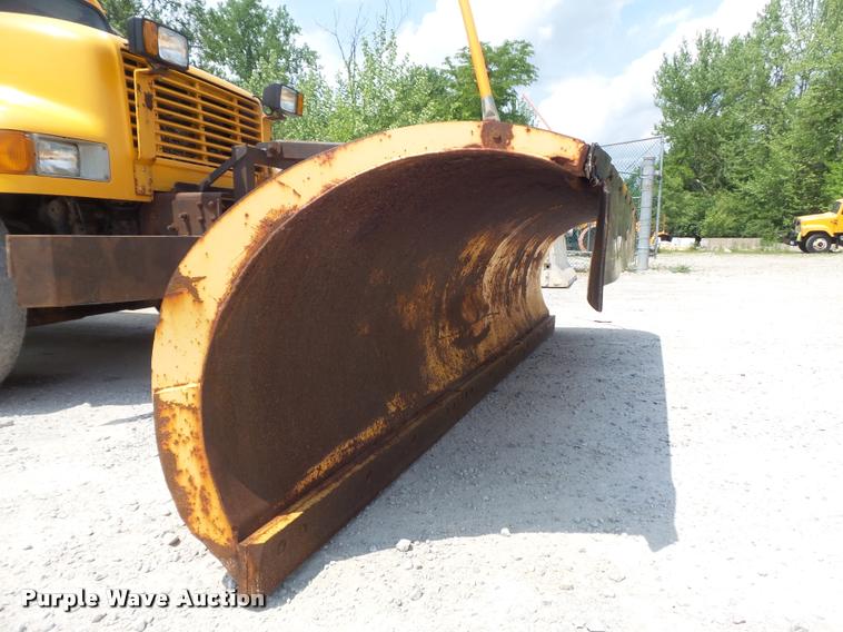 image for item K7638 2002 International 4900 Crew Cab dump truck