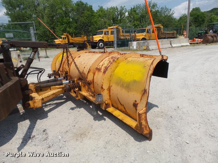 image for item K7638 2002 International 4900 Crew Cab dump truck