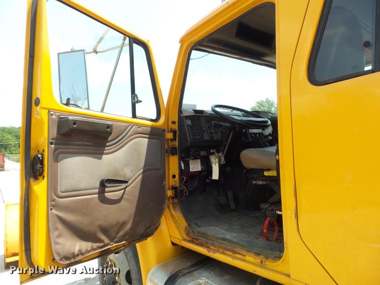 image for item K7638 2002 International 4900 Crew Cab dump truck