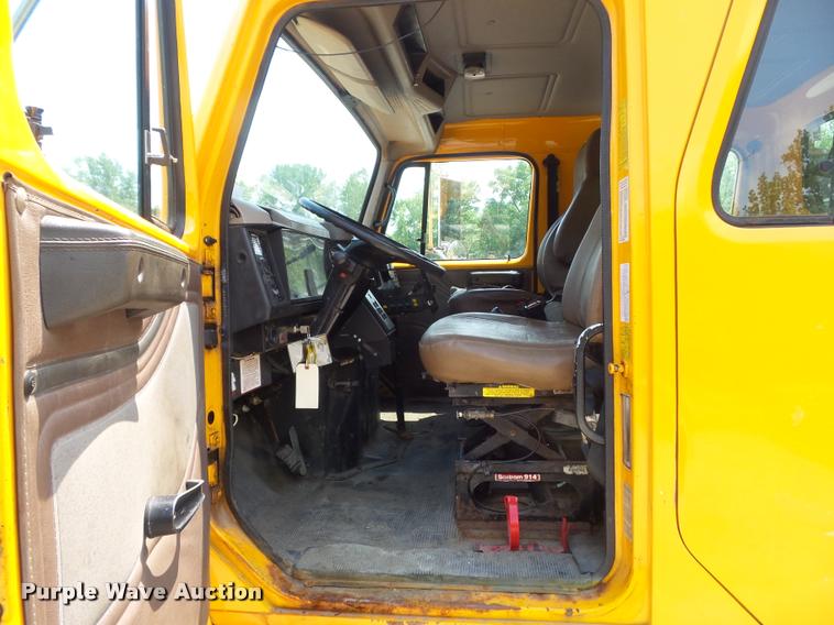image for item K7638 2002 International 4900 Crew Cab dump truck