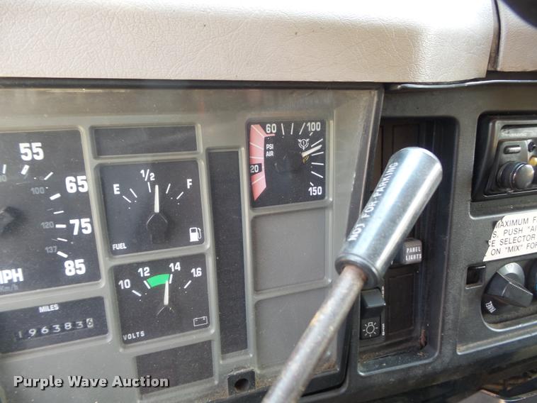 image for item K7638 2002 International 4900 Crew Cab dump truck