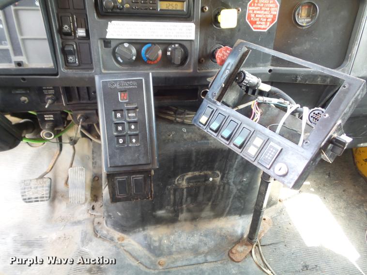 image for item K7638 2002 International 4900 Crew Cab dump truck