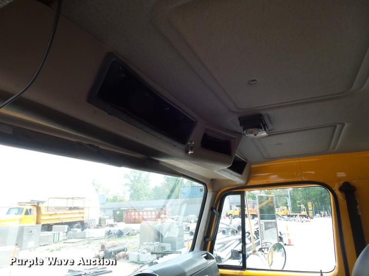 image for item K7638 2002 International 4900 Crew Cab dump truck