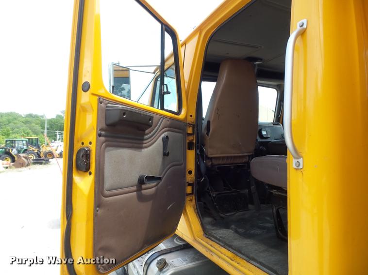 image for item K7638 2002 International 4900 Crew Cab dump truck