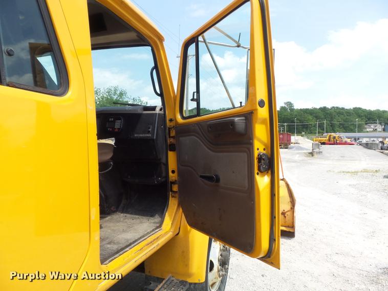 image for item K7638 2002 International 4900 Crew Cab dump truck