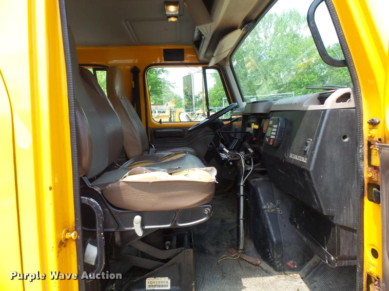 image for item K7638 2002 International 4900 Crew Cab dump truck