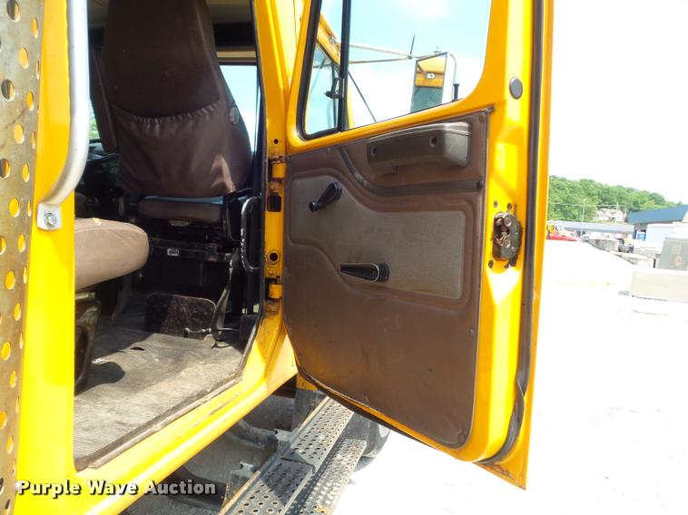 image for item K7638 2002 International 4900 Crew Cab dump truck