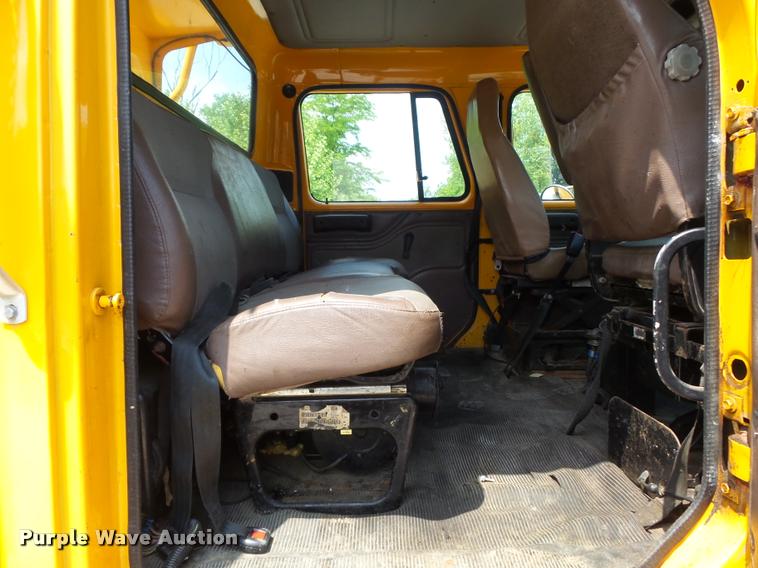 image for item K7638 2002 International 4900 Crew Cab dump truck