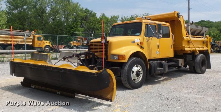 image for item K7640 2002 International 4900 Crew Cab dump truck