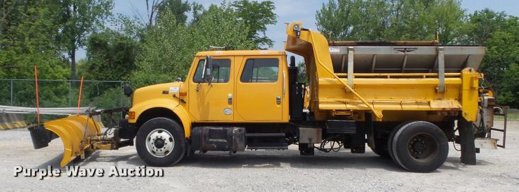 image for item K7640 2002 International 4900 Crew Cab dump truck