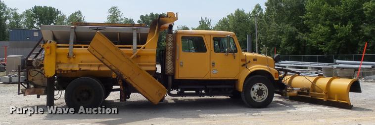 image for item K7640 2002 International 4900 Crew Cab dump truck