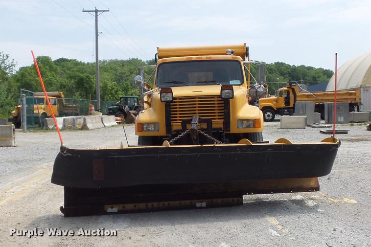 image for item K7640 2002 International 4900 Crew Cab dump truck