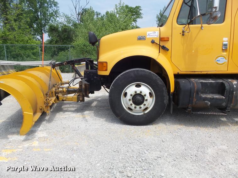 image for item K7640 2002 International 4900 Crew Cab dump truck