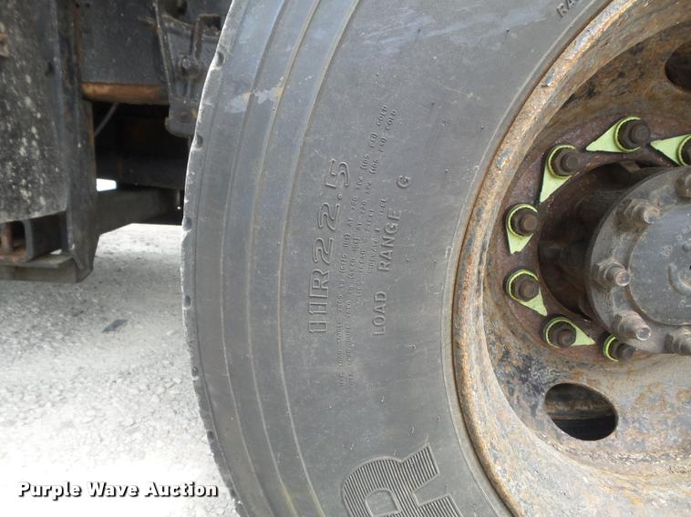 image for item K7640 2002 International 4900 Crew Cab dump truck