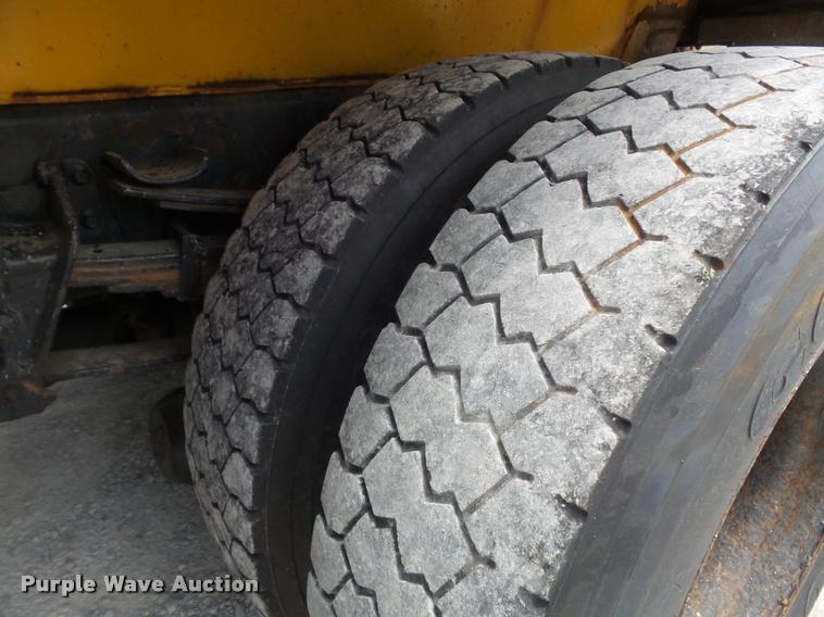 image for item K7640 2002 International 4900 Crew Cab dump truck