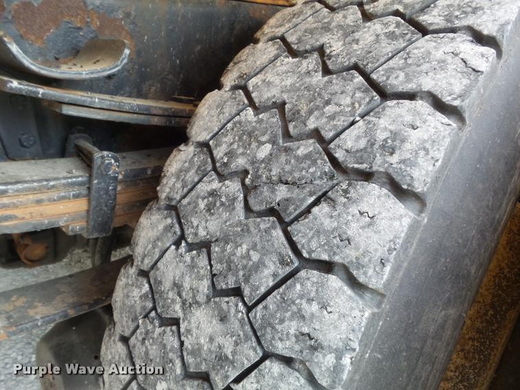 image for item K7640 2002 International 4900 Crew Cab dump truck