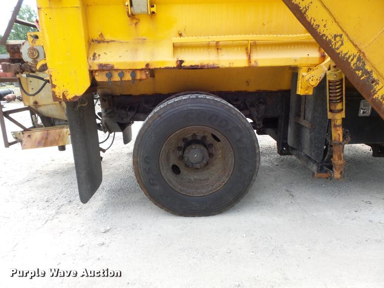 image for item K7640 2002 International 4900 Crew Cab dump truck