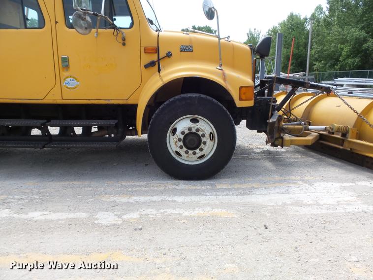 image for item K7640 2002 International 4900 Crew Cab dump truck