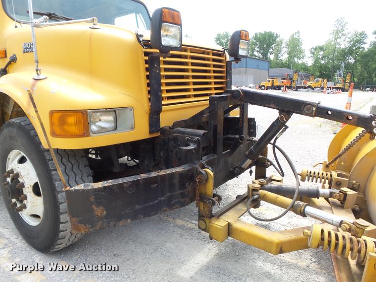 image for item K7640 2002 International 4900 Crew Cab dump truck