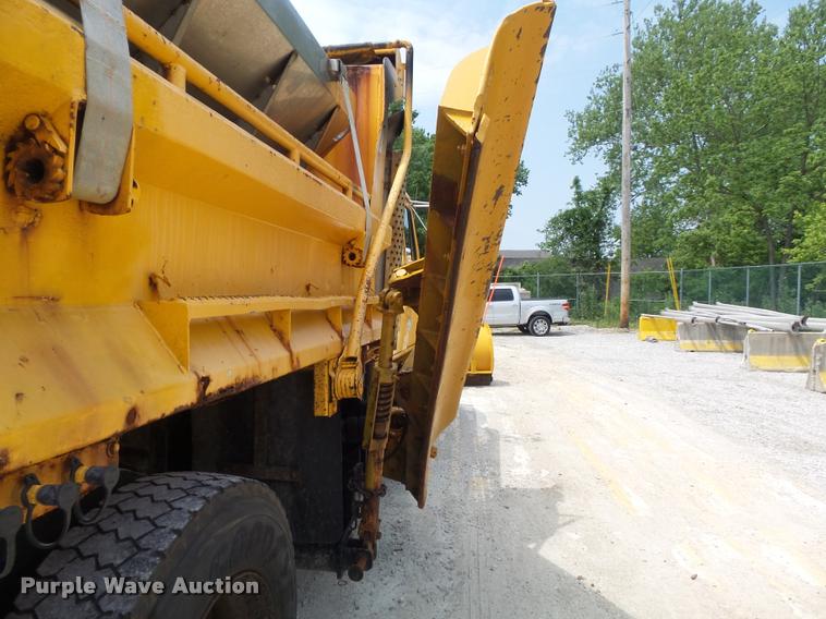 image for item K7640 2002 International 4900 Crew Cab dump truck