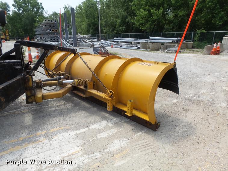 image for item K7640 2002 International 4900 Crew Cab dump truck