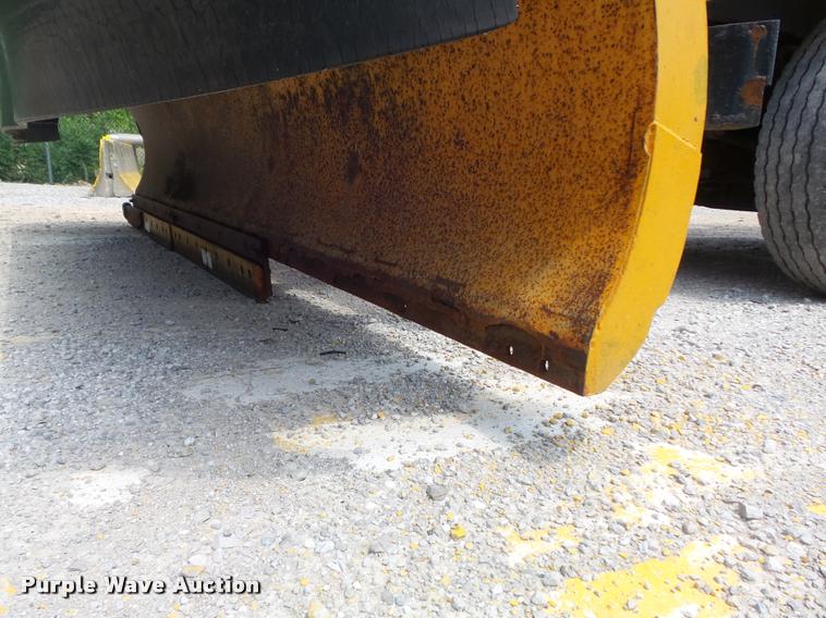 image for item K7640 2002 International 4900 Crew Cab dump truck