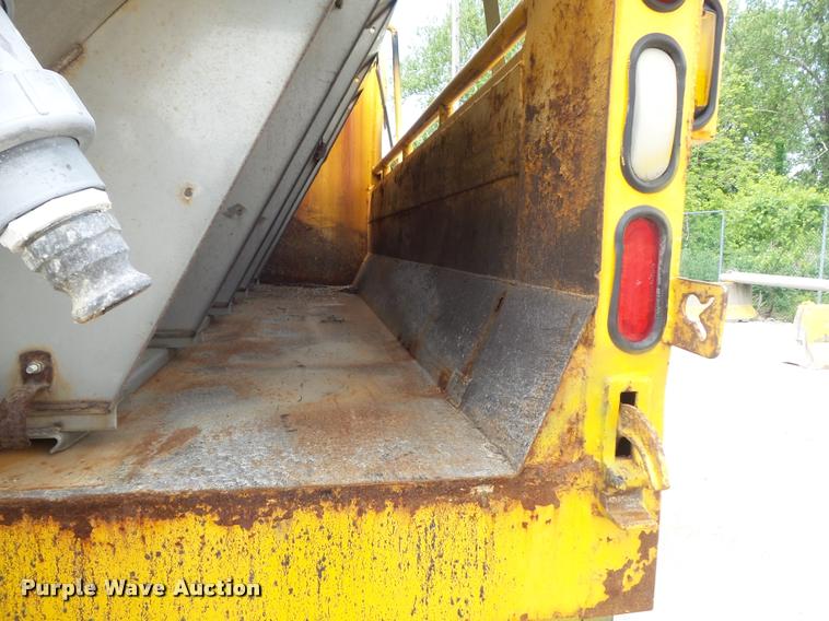 image for item K7640 2002 International 4900 Crew Cab dump truck