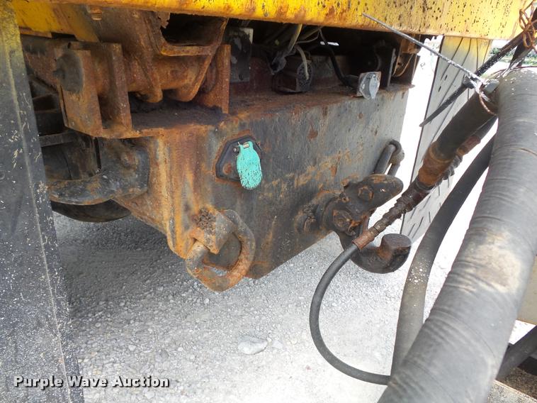 image for item K7640 2002 International 4900 Crew Cab dump truck