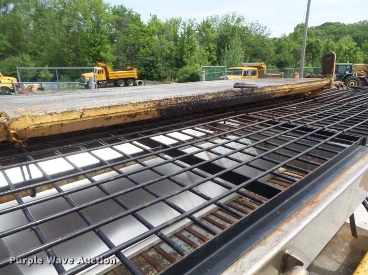 image for item K7640 2002 International 4900 Crew Cab dump truck